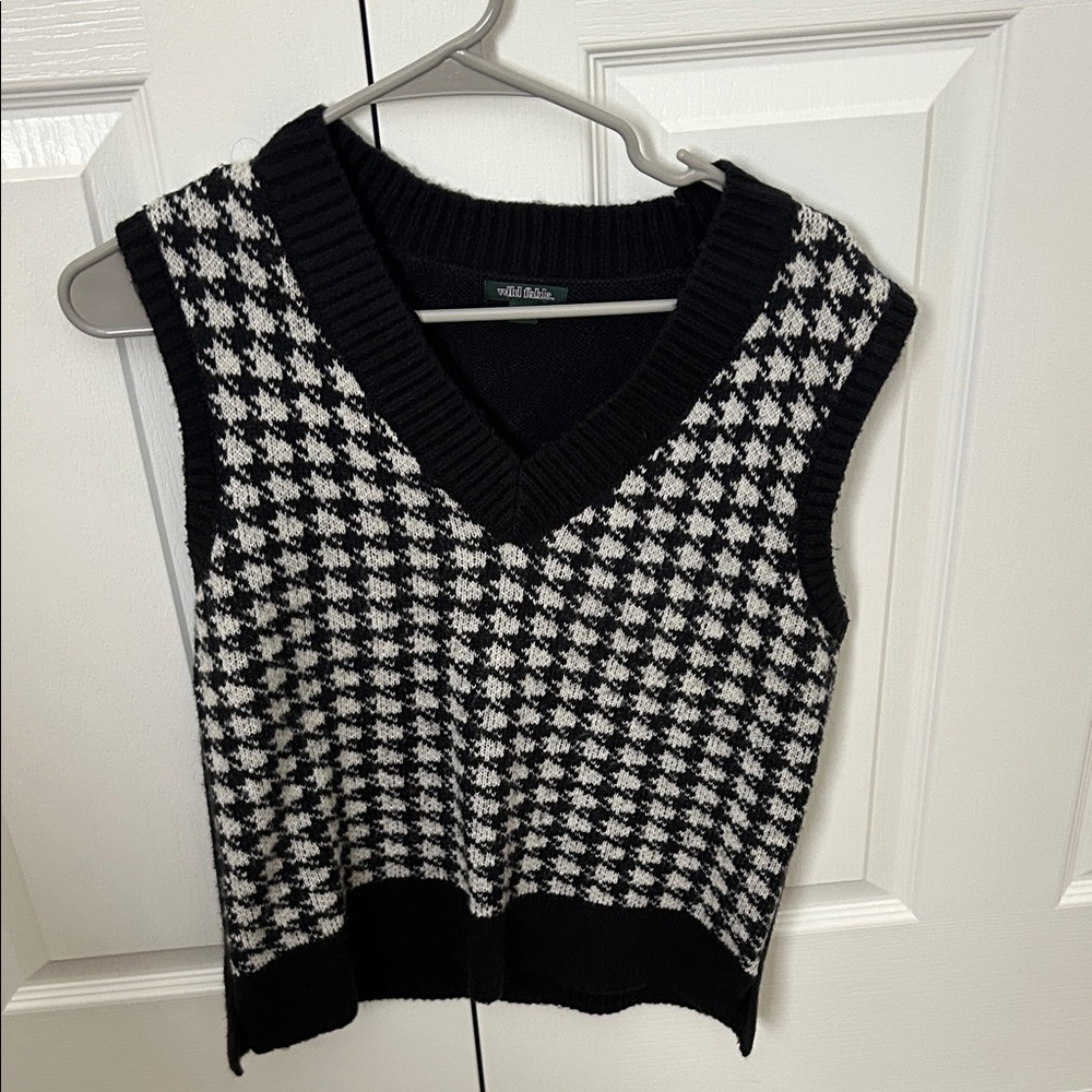 Wild Fable Houndstooth V-Neck Sweater Vest